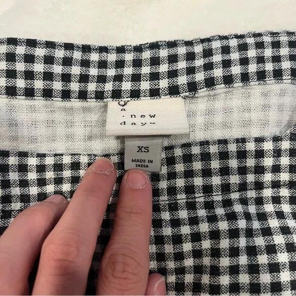 A New Day Black and White Gingham Linen Tank Top - Picture 3 of 4
